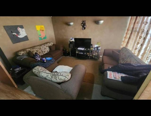 4 BEDROOM HOUSE FOR SALE IN KEMPTON PARK WEST